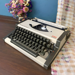White Olympia Traveller de Luxe S Typewriter